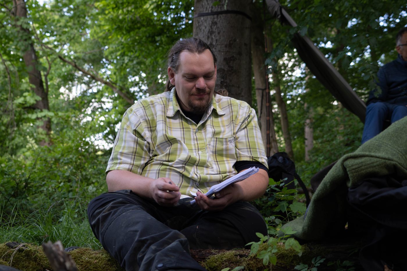 Peter macht sich Notizen im Wald